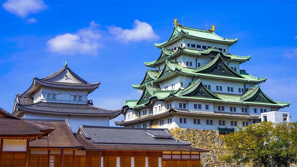 背景は青空。愛知県名古屋市の名古屋城本丸と御深井丸の風景
