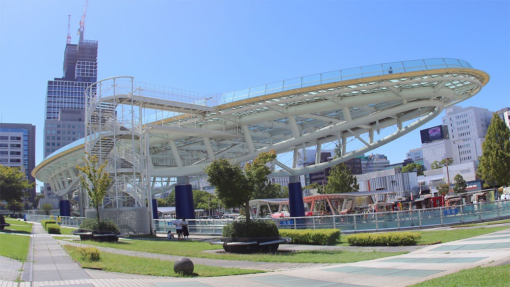 背景は青空。愛知県東区のオアシス21の風景