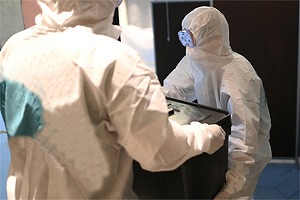 特殊清掃員2人が家具を移動させている様子