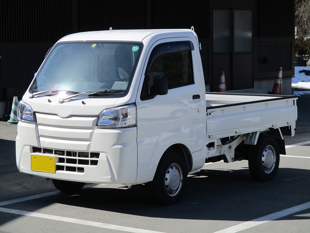 駐車場に停まる白い軽トラック（粗大ごみ搬出や引っ越しに便利な車両）